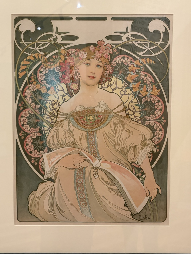 Œuvre de Mucha, volutes florales et femme gracieuse, style Art Nouveau