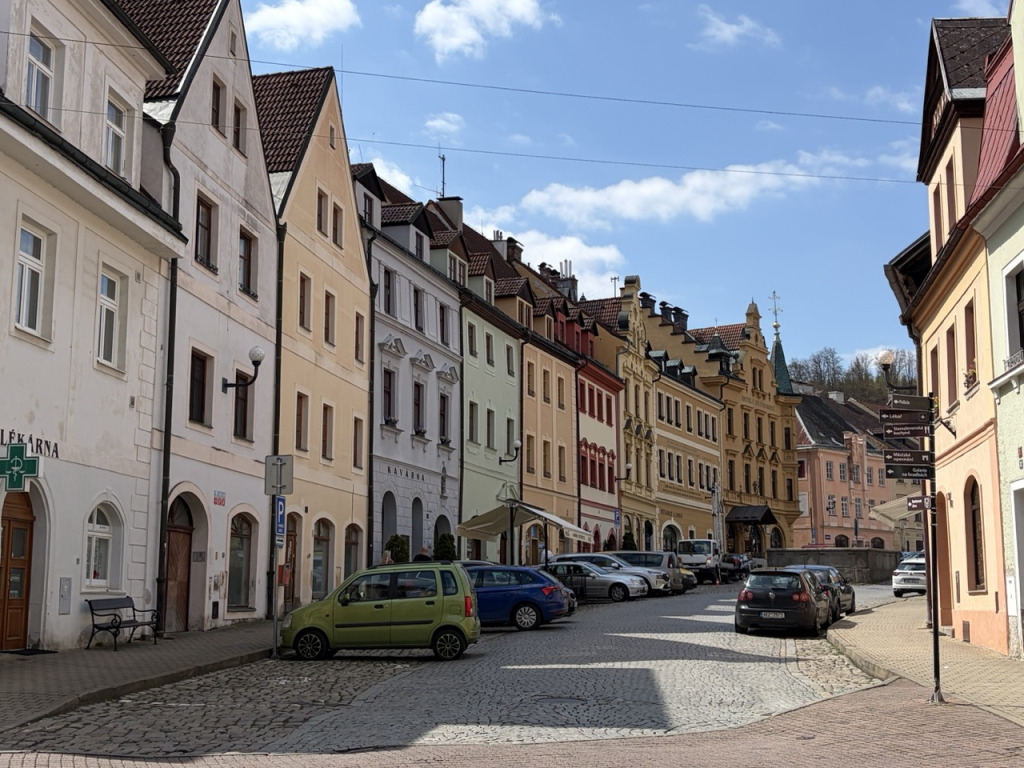 Le village médiéval de Loket encerclé par la rivière Ohře, Bohême