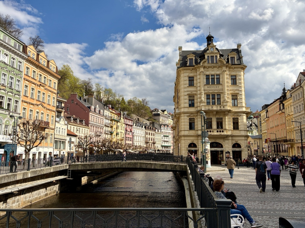 Les élégantes colonnades de Karlovy Vary, ville thermale de Bohême