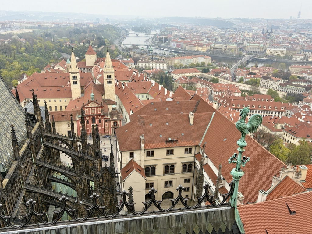 Vue sur le Château de Prague depuis les ruelles de Malá Strana