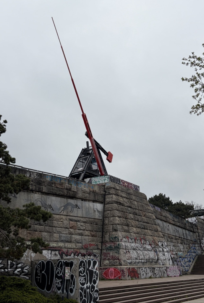 Le Métronome géant rouge du parc Letná à Prague