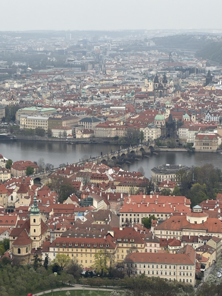 Vue panoramique sur Prague depuis le sommet de la Tour Petřín